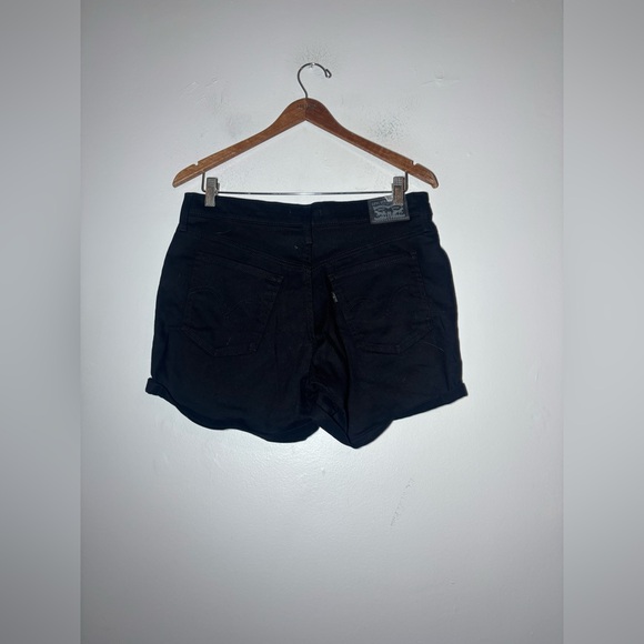 Levi’s mid length women’s shorts in black size 30 - Picture 3 of 4